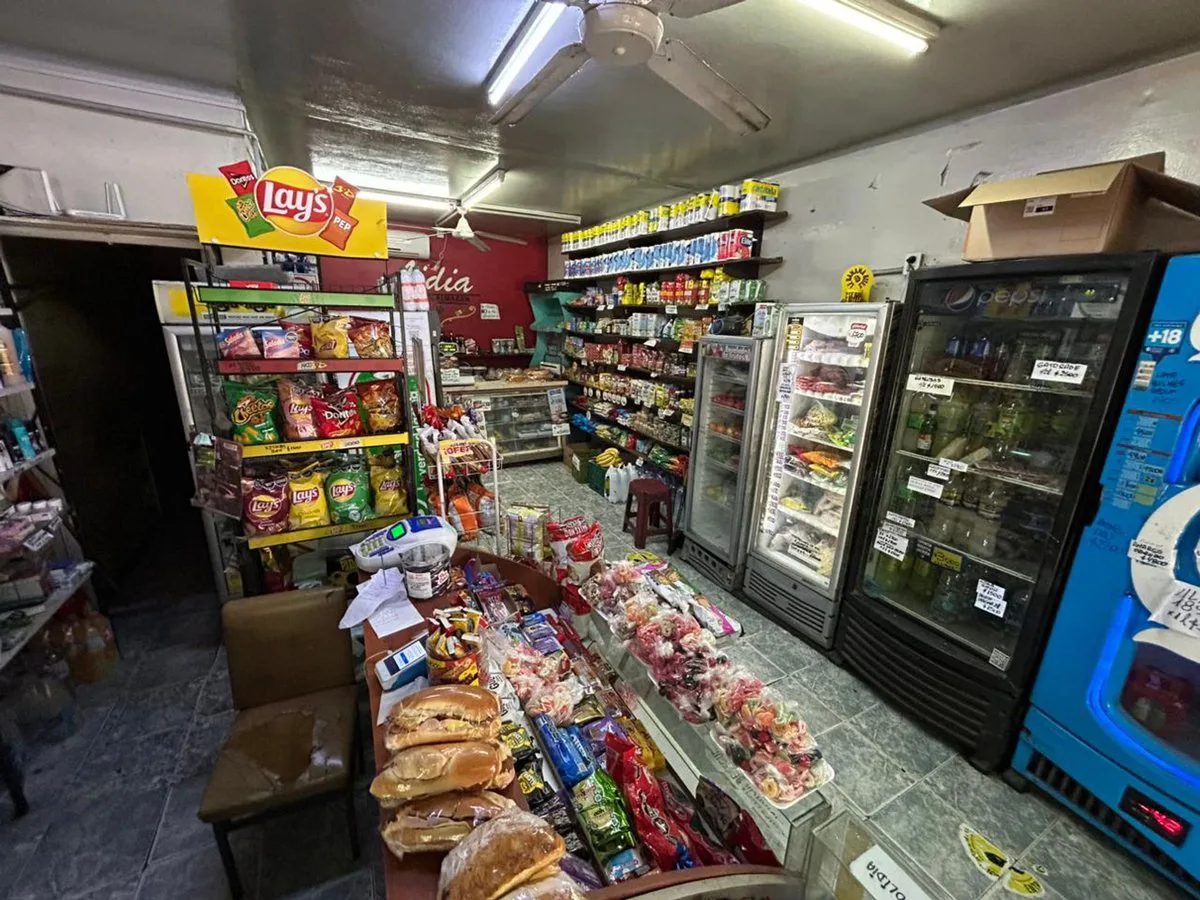 VENTA LOCAL FRENTE Y DOS VIVIENDAS EN PELLEGRINI foto 5