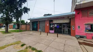 Locales y Casa - Chalet venta sobre Av. Del Libertador R 23 - Moreno foto 4