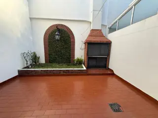 DUPLEX 4 AMBIENTES , ESPACIO GUARDACOCHE Y PATIO ,MEDIA CUADRA DE EMILIO CASTRO foto 1