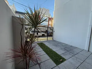 DUPLEX 4 AMBIENTES , ESPACIO GUARDACOCHE Y PATIO ,MEDIA CUADRA DE EMILIO CASTRO foto 2