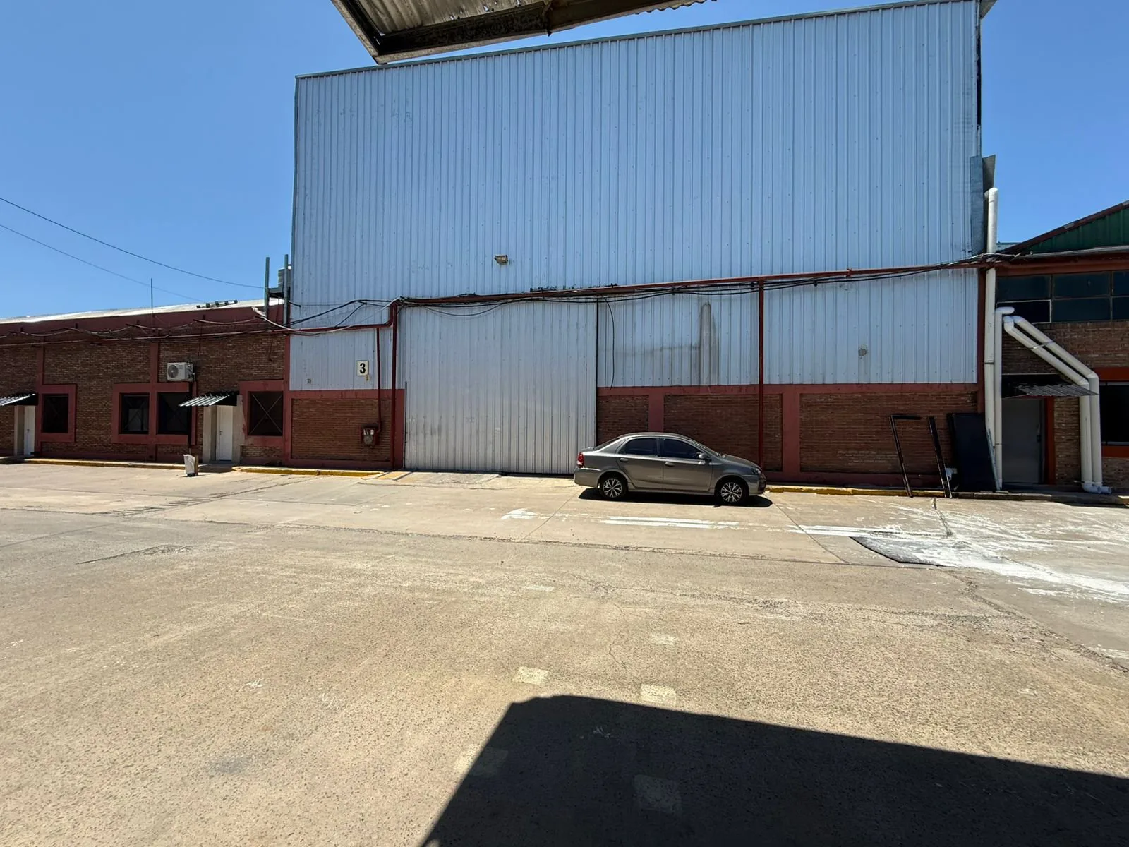Depósito en alquiler en Escobar 850 m2 con playa, seguridad 24 hs parque cerrado foto 3