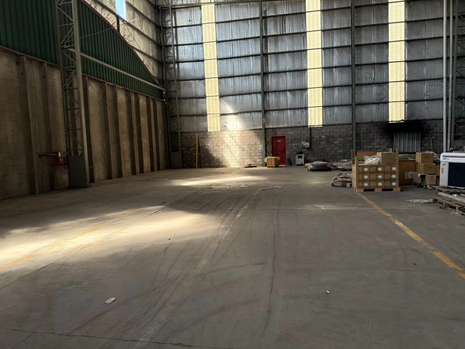 Depósito en alquiler en Escobar 850 m2 con playa, seguridad 24 hs parque cerrado foto 4