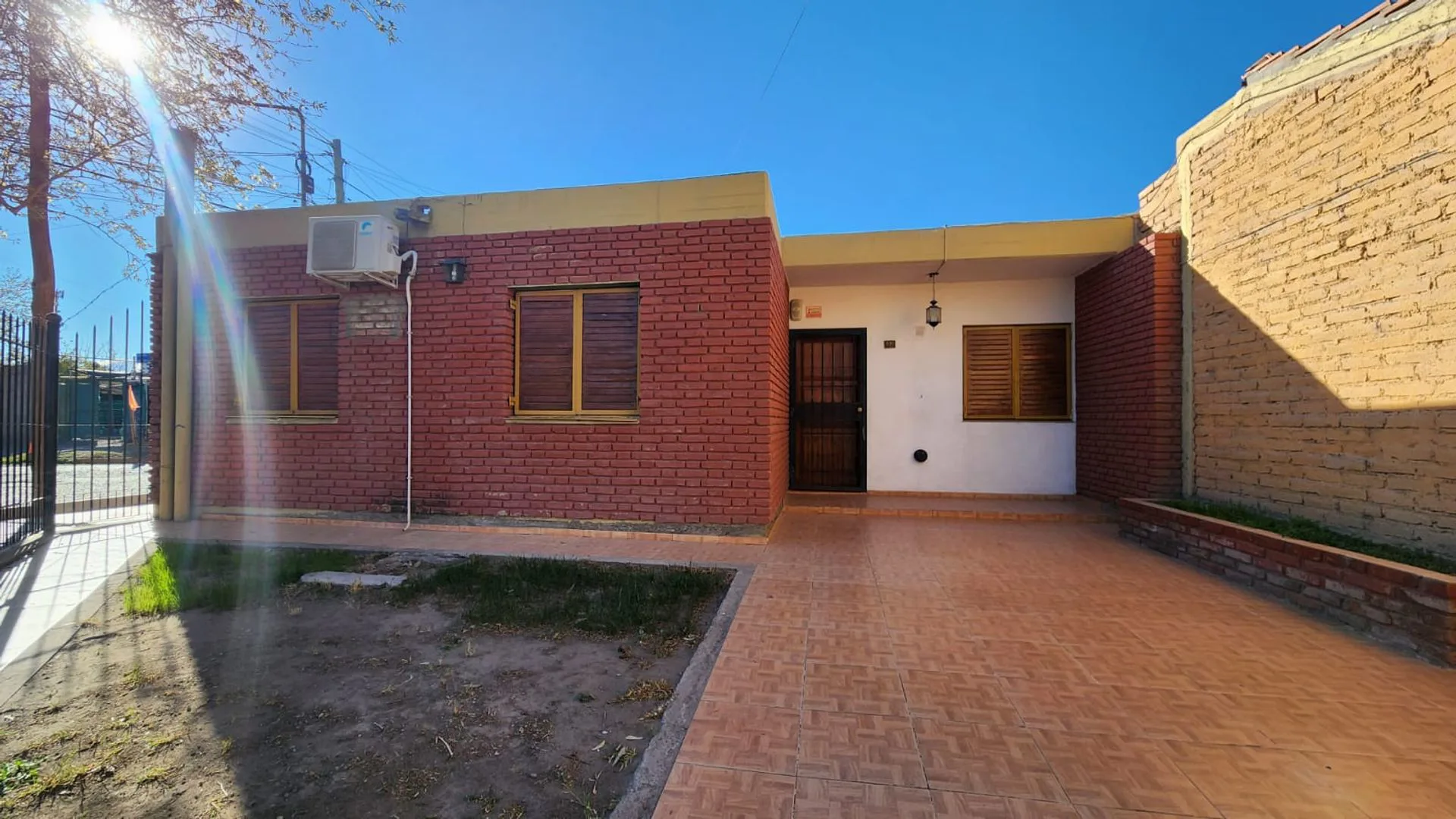 CASA ESQUINA. 3 DORMITORIOS. B° SMATA. CAPITAL foto 2
