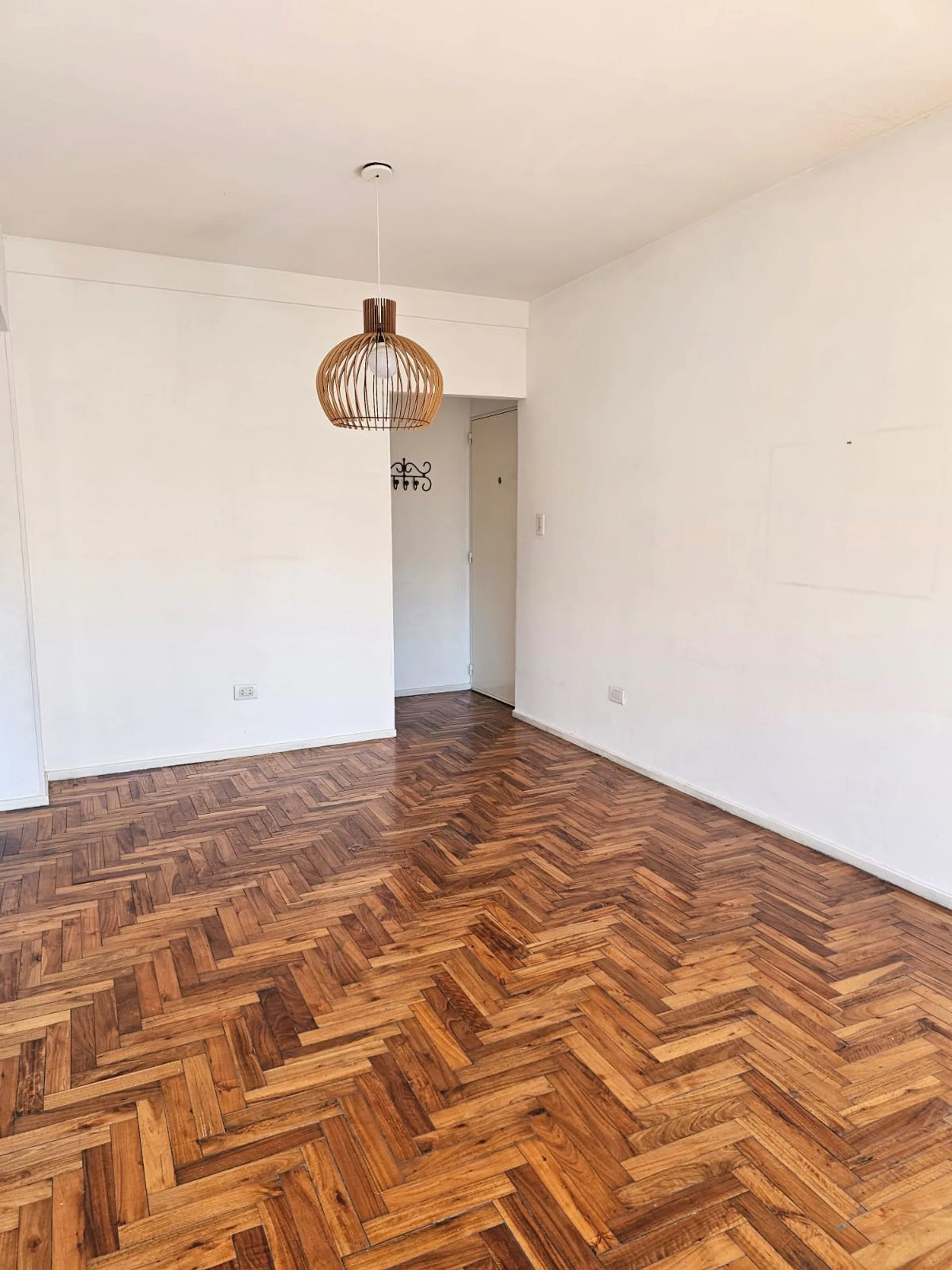 VENTA DEPTO 3 AMB. + HAB SERV. + BALCON +  COCHERA foto 2