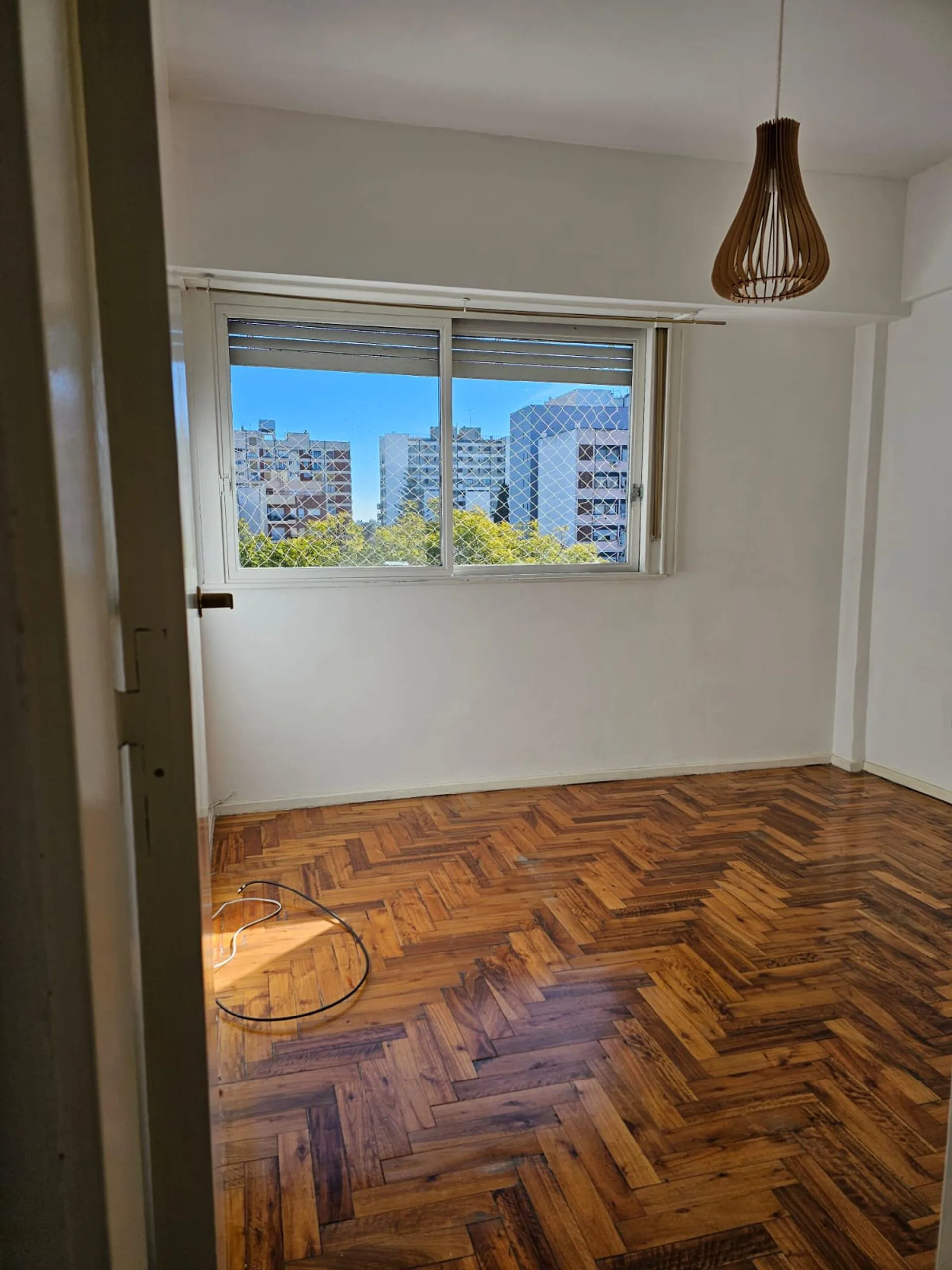 VENTA DEPTO 3 AMB. + HAB SERV. + BALCON +  COCHERA foto 4