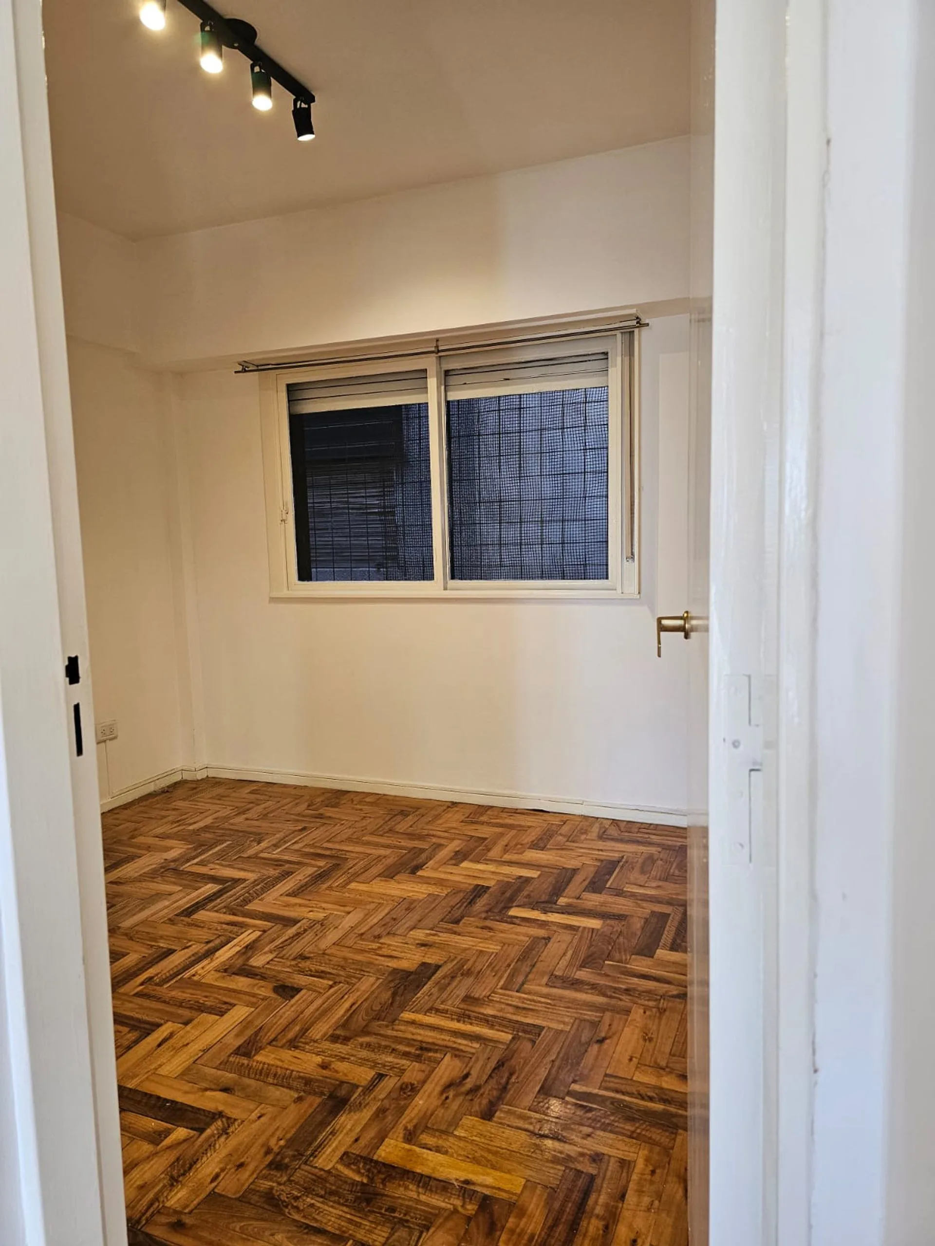 VENTA DEPTO 3 AMB. + HAB SERV. + BALCON +  COCHERA foto 5
