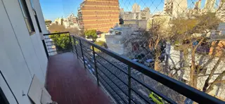 SE VENDE DPTO 2 AMB. AL FRENTE CON BALCON foto 2