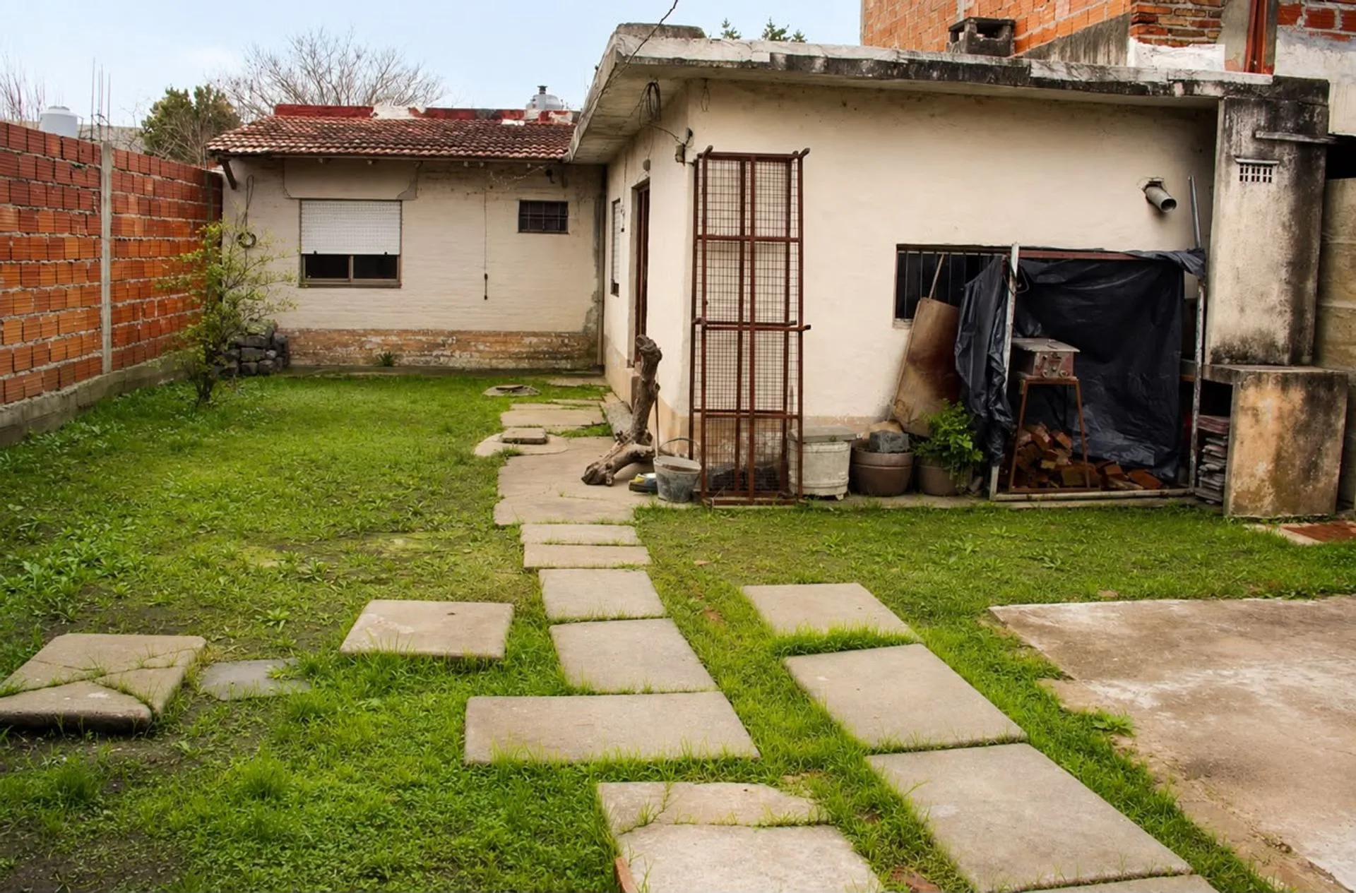 TERRENO EN VENTA EN EZEIZA CON LOCAL A REFACCIONAR foto 2