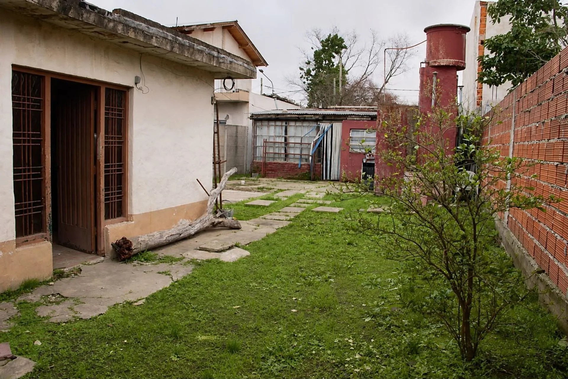 TERRENO EN VENTA EN EZEIZA CON LOCAL A REFACCIONAR foto 3