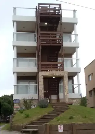 Excelente Departamento en Pinamar, a 30 mts del mar, con jardín y parrilla foto 1