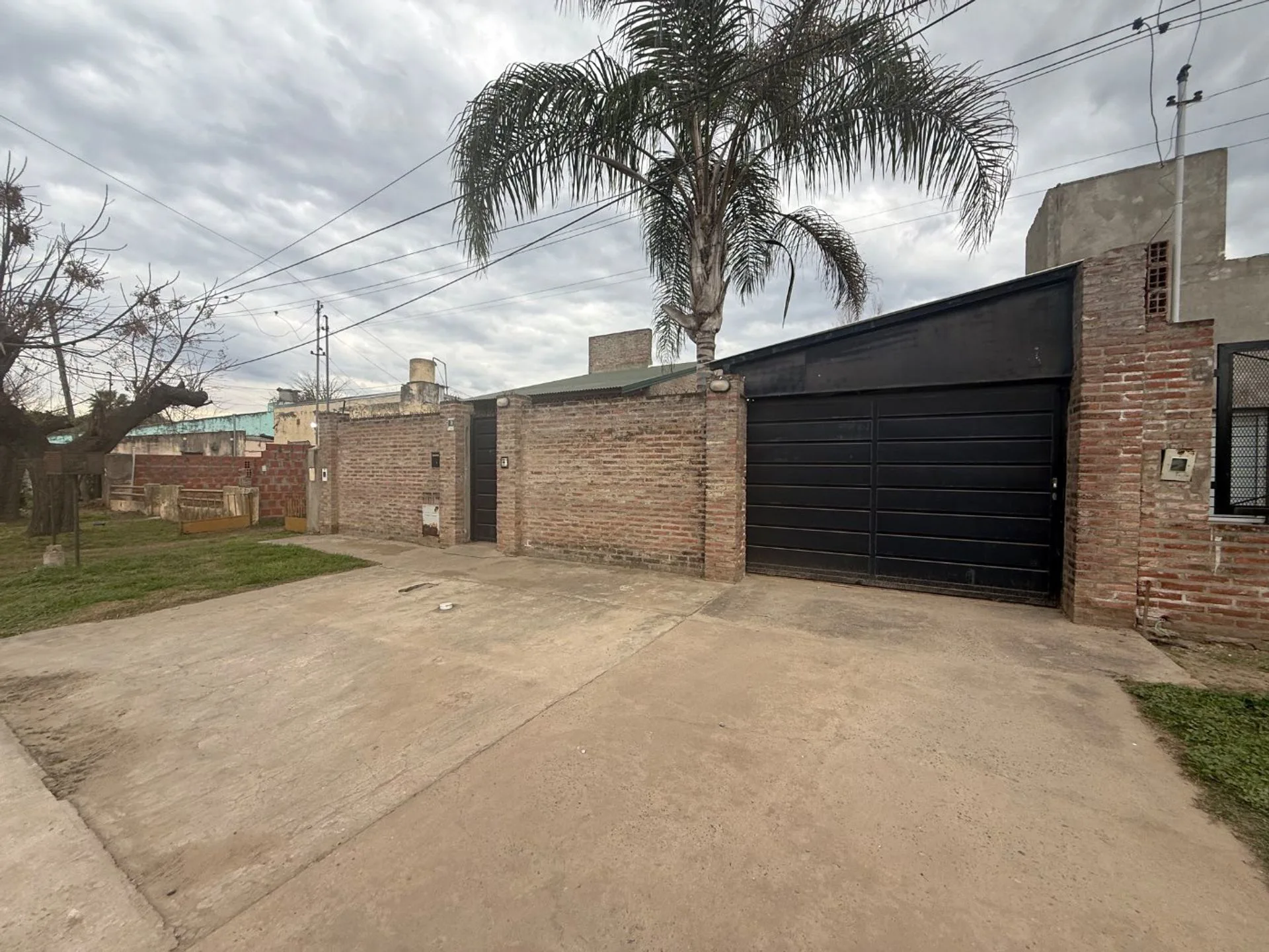 VENTA CASA MODERNA 2 DORMITORIOS COCHERA PATIO