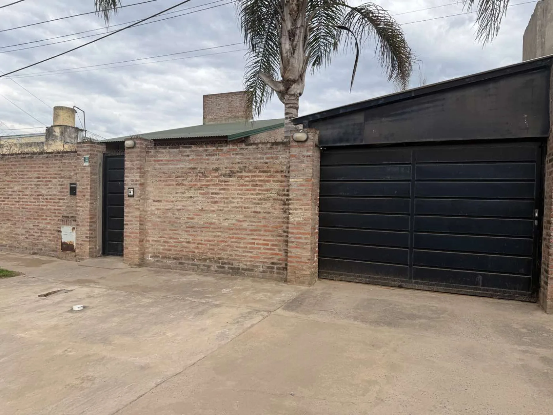 VENTA CASA MODERNA 2 DORMITORIOS COCHERA PATIO foto 2