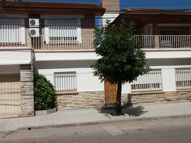 AMPLIO CHALET PROXIMO A ESTACIONES FCGU
