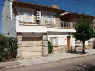 AMPLIO CHALET PROXIMO A ESTACIONES FCGU foto 2
