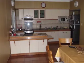 AMPLIO CHALET PROXIMO A ESTACIONES FCGU foto 3