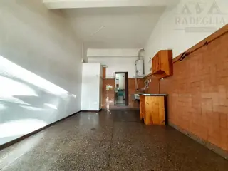 Departamento de un ambiente frente a la estación. foto 1