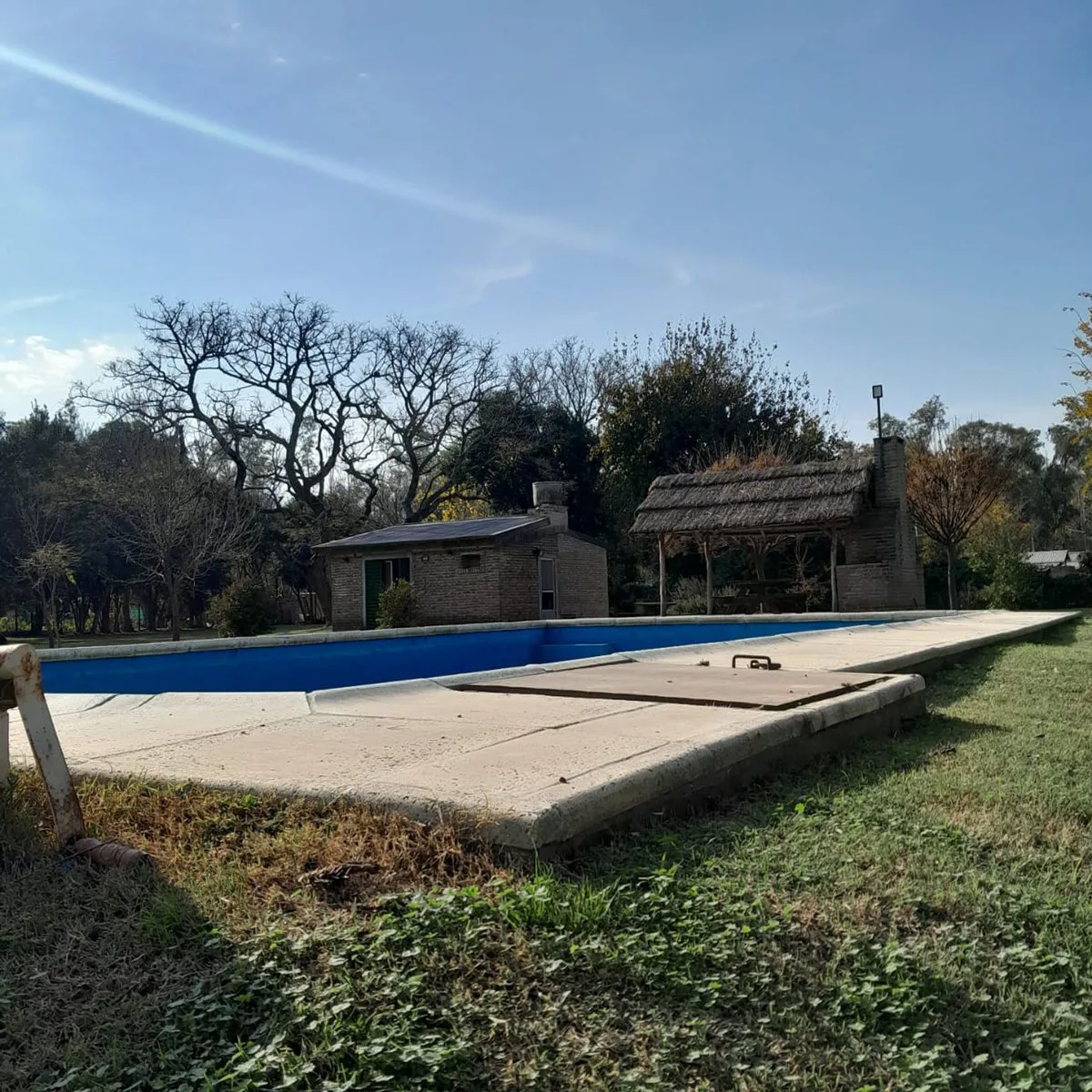 CASA CON AMPLISIMO TERRENO + PILETA foto 3