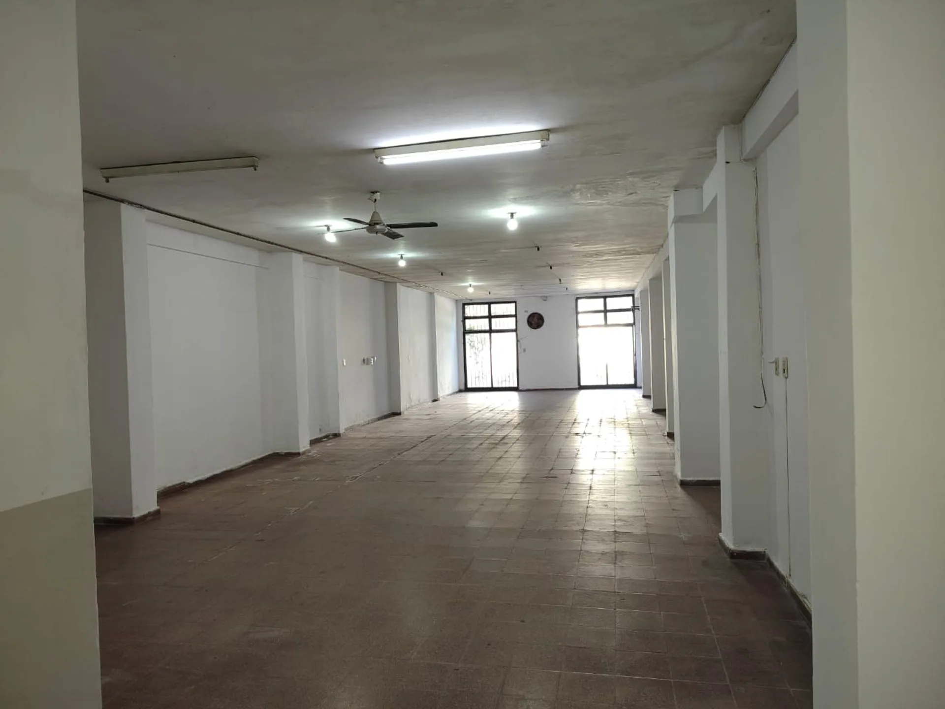 VENTA LOCAL COMERCIAL CENTRICO, AMPLIO CON PATIO foto 3