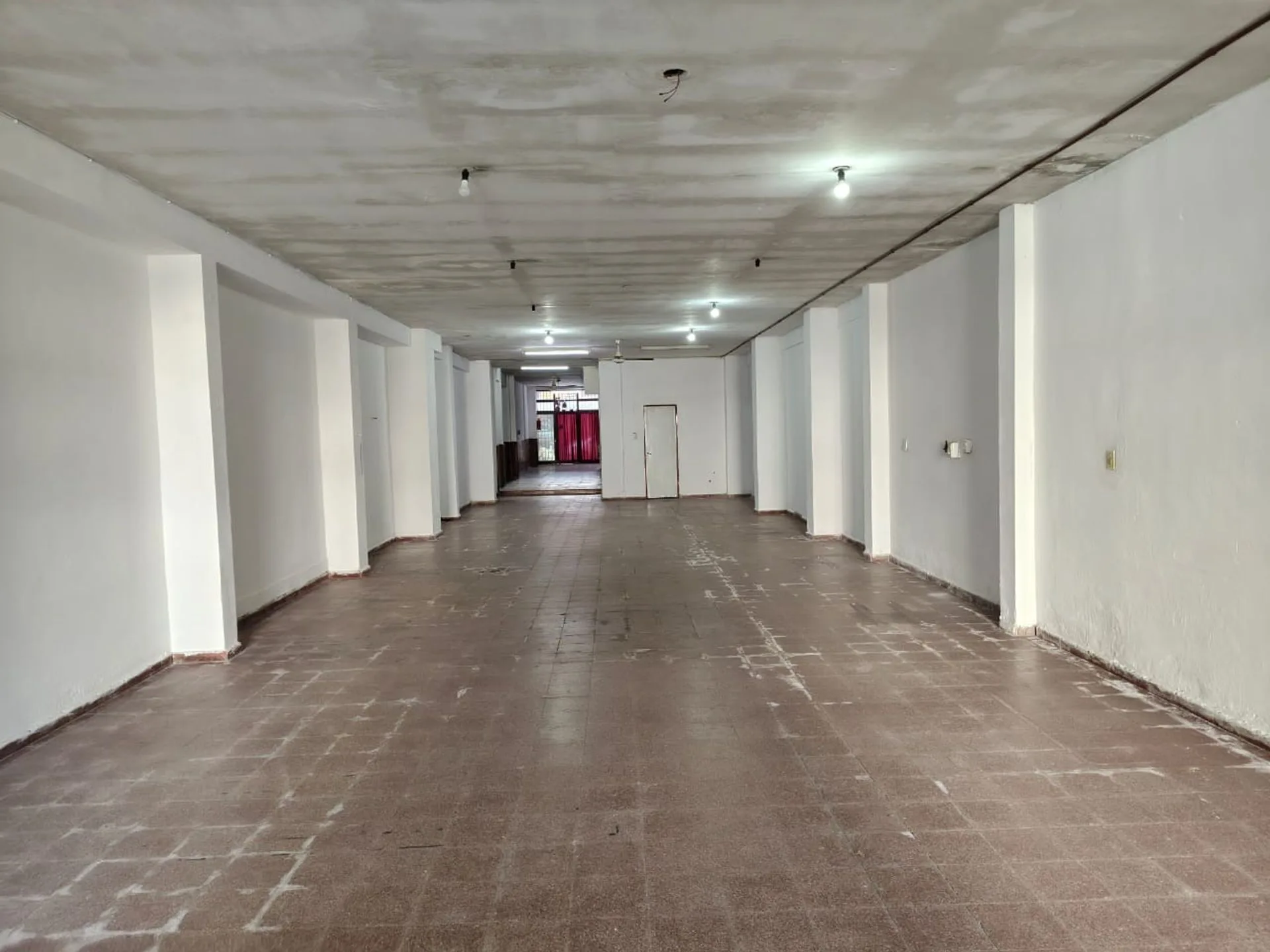 VENTA LOCAL COMERCIAL CENTRICO, AMPLIO CON PATIO foto 4