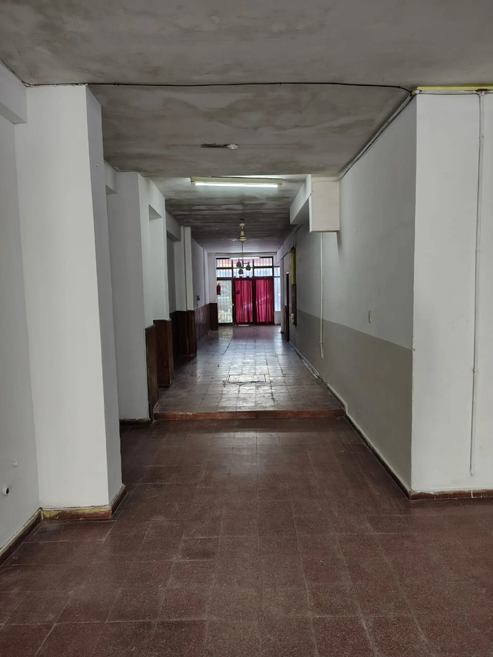 VENTA LOCAL COMERCIAL CENTRICO, AMPLIO CON PATIO foto 5