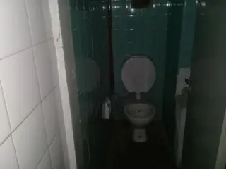 EXCELENTE LOCAL FRENTE 2 VIDRIERAS AL LADO DE COLEGIO. foto 3