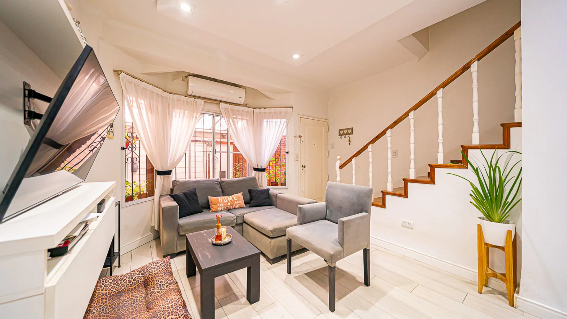 VENTA TRIPLEX CON COCHERA Y PATIO PARQUE CHACABUCO
