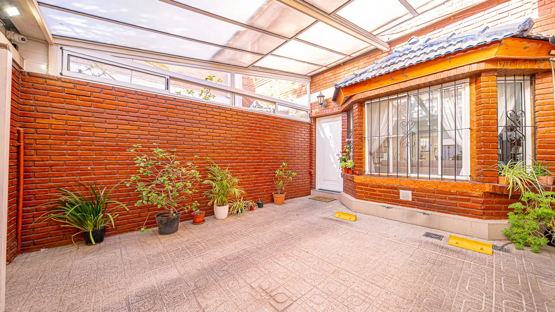 VENTA TRIPLEX CON COCHERA Y PATIO PARQUE CHACABUCO foto 3