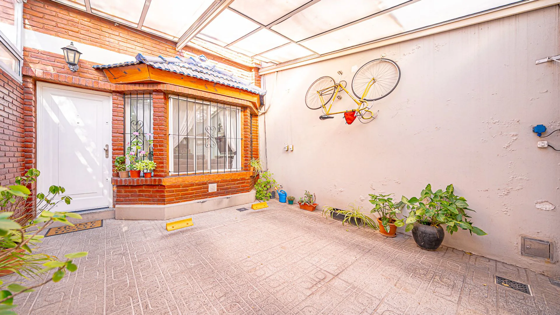 VENTA TRIPLEX CON COCHERA Y PATIO PARQUE CHACABUCO foto 4