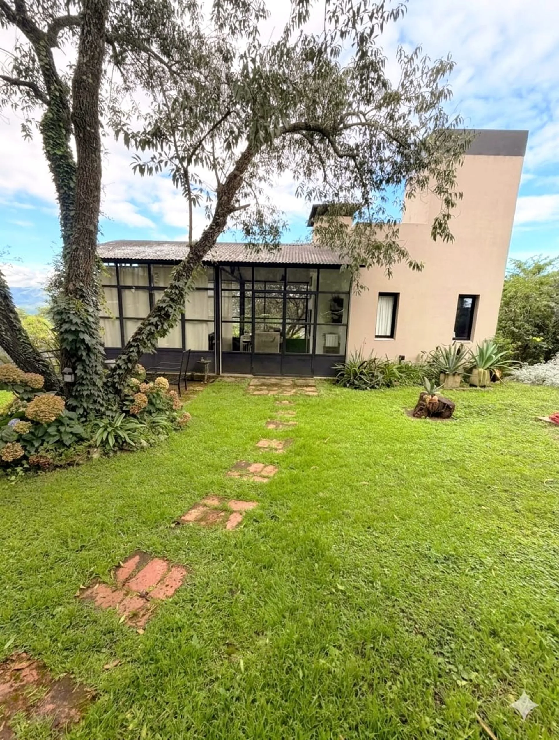 Venta casa con pileta y quincho La Caldera foto 4