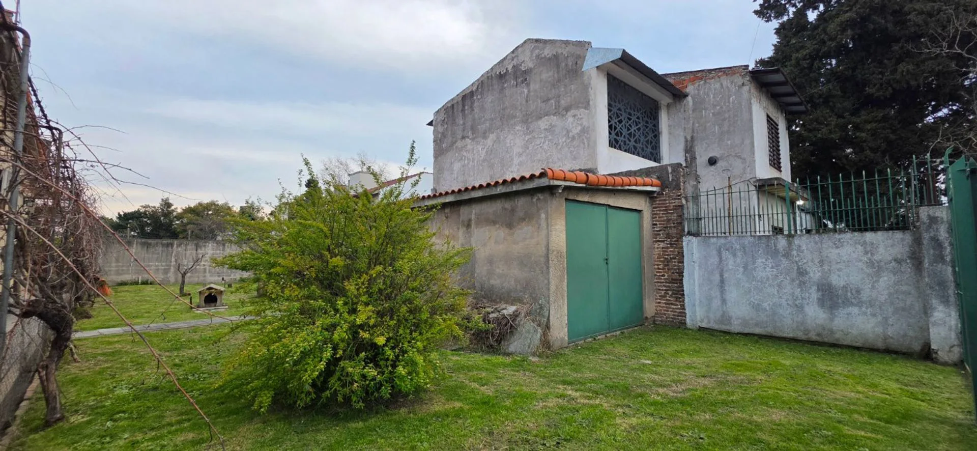 LOTE CON GARAGE CERRADO Y CASA VENTA CLAYPOLE foto 2