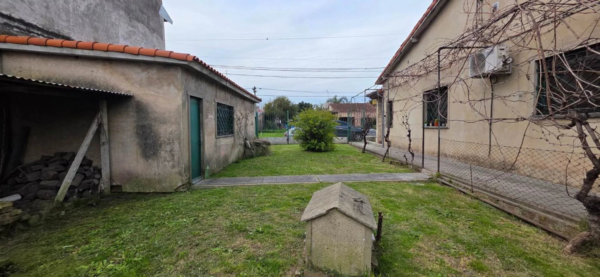 LOTE CON GARAGE CERRADO Y CASA VENTA CLAYPOLE foto 3