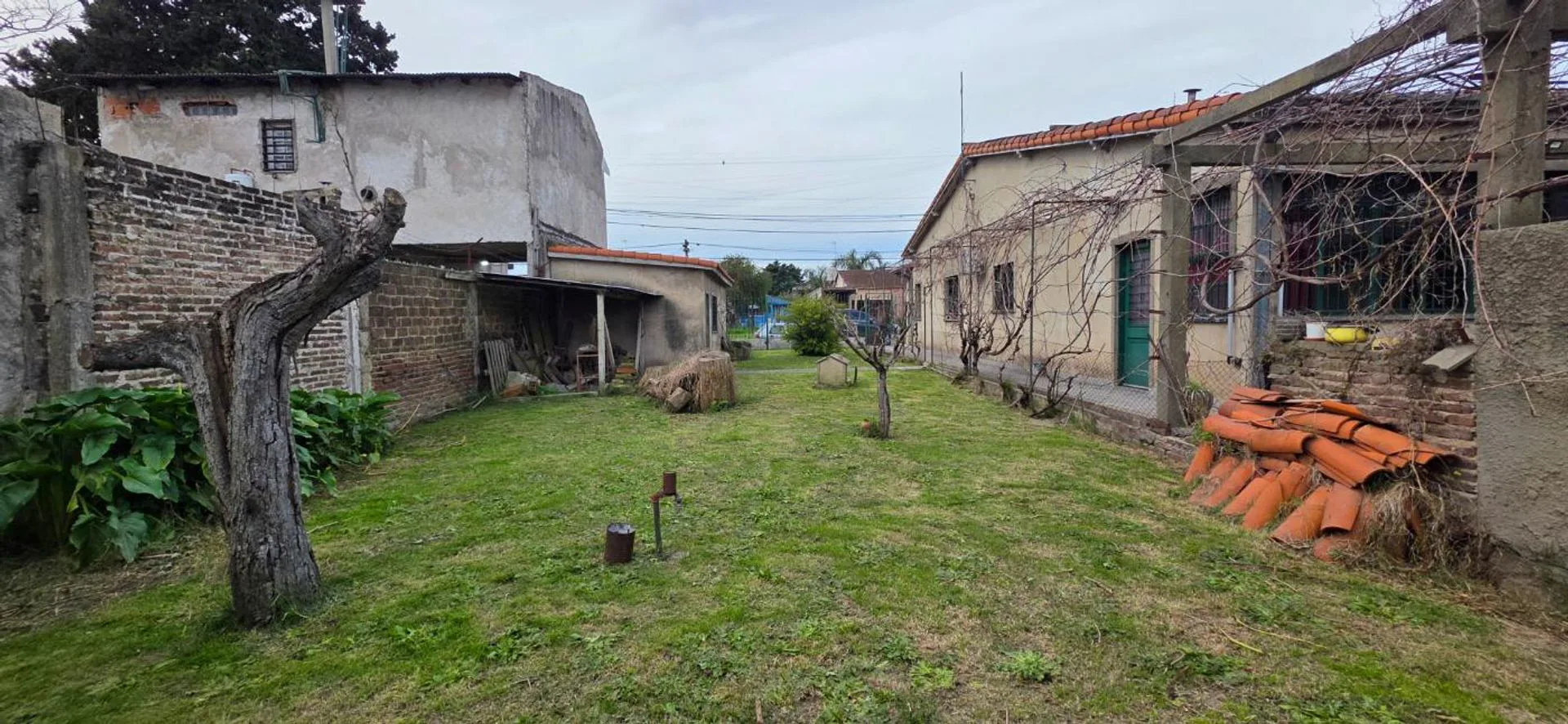 LOTE CON GARAGE CERRADO Y CASA VENTA CLAYPOLE foto 5
