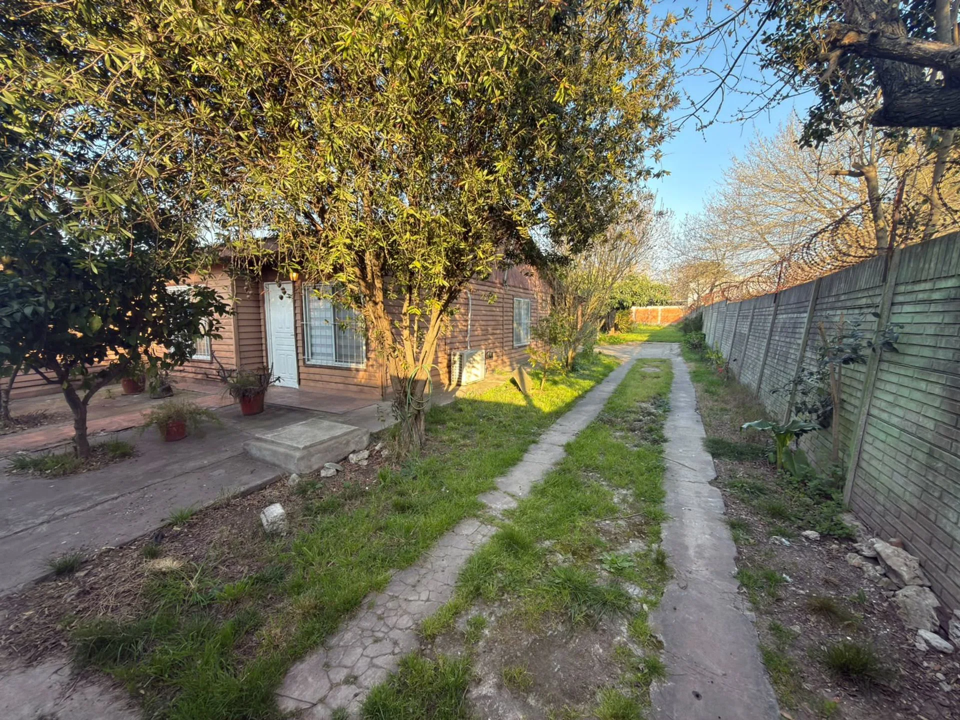 Lote en venta en la plata con casa prefabricada foto 3