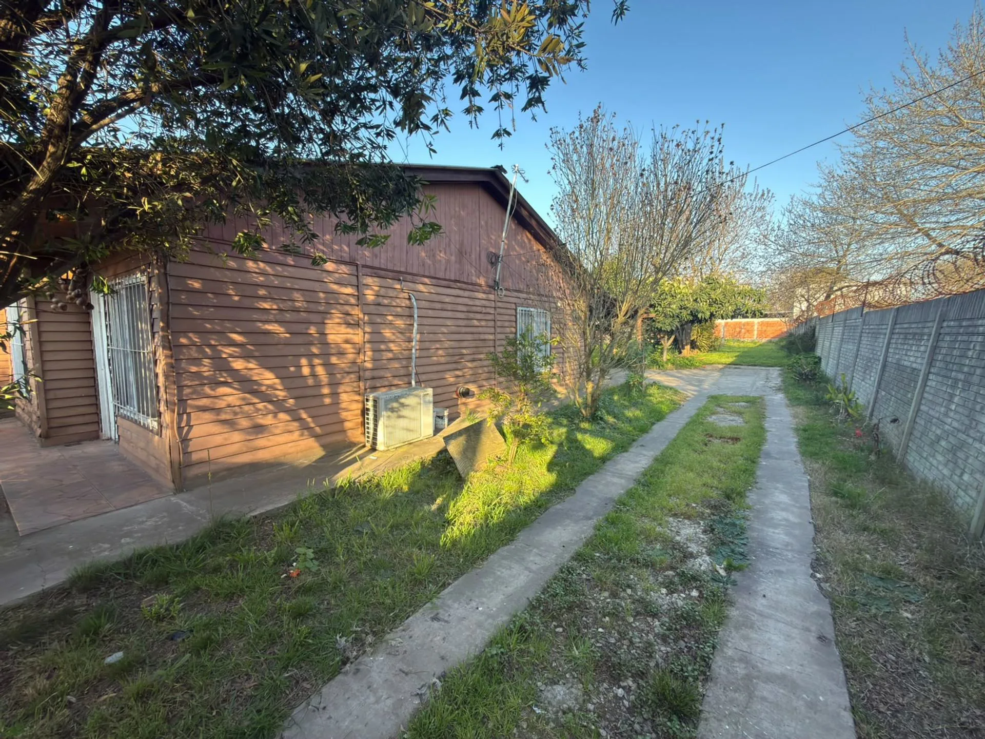 Lote en venta en la plata con casa prefabricada foto 4