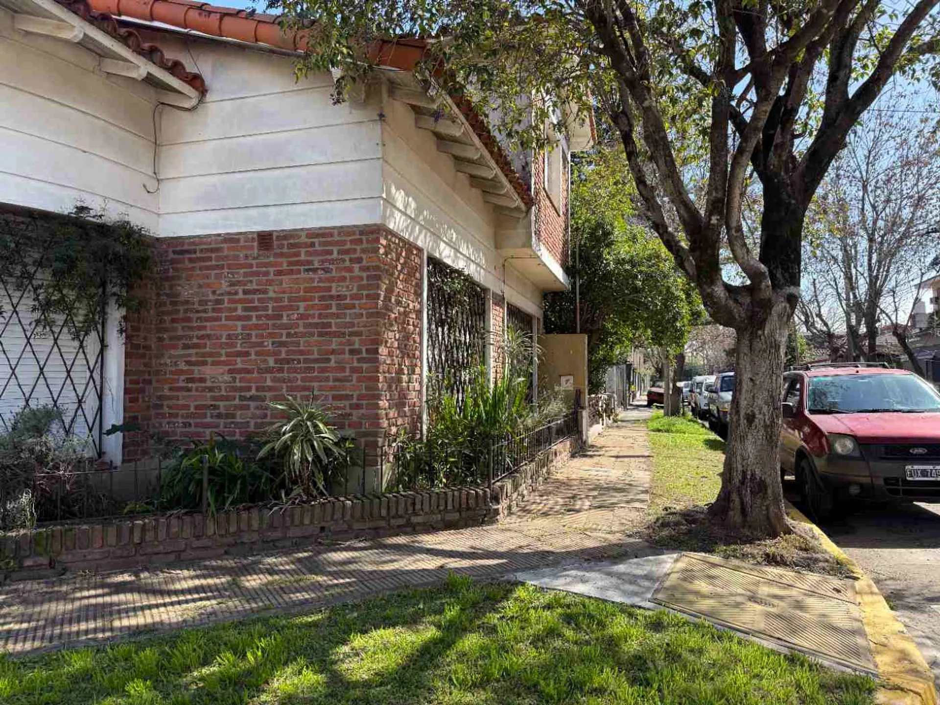 VENTA CASA PATIO Y COCHERA EN CARAPACHAY LOTE PROP foto 4