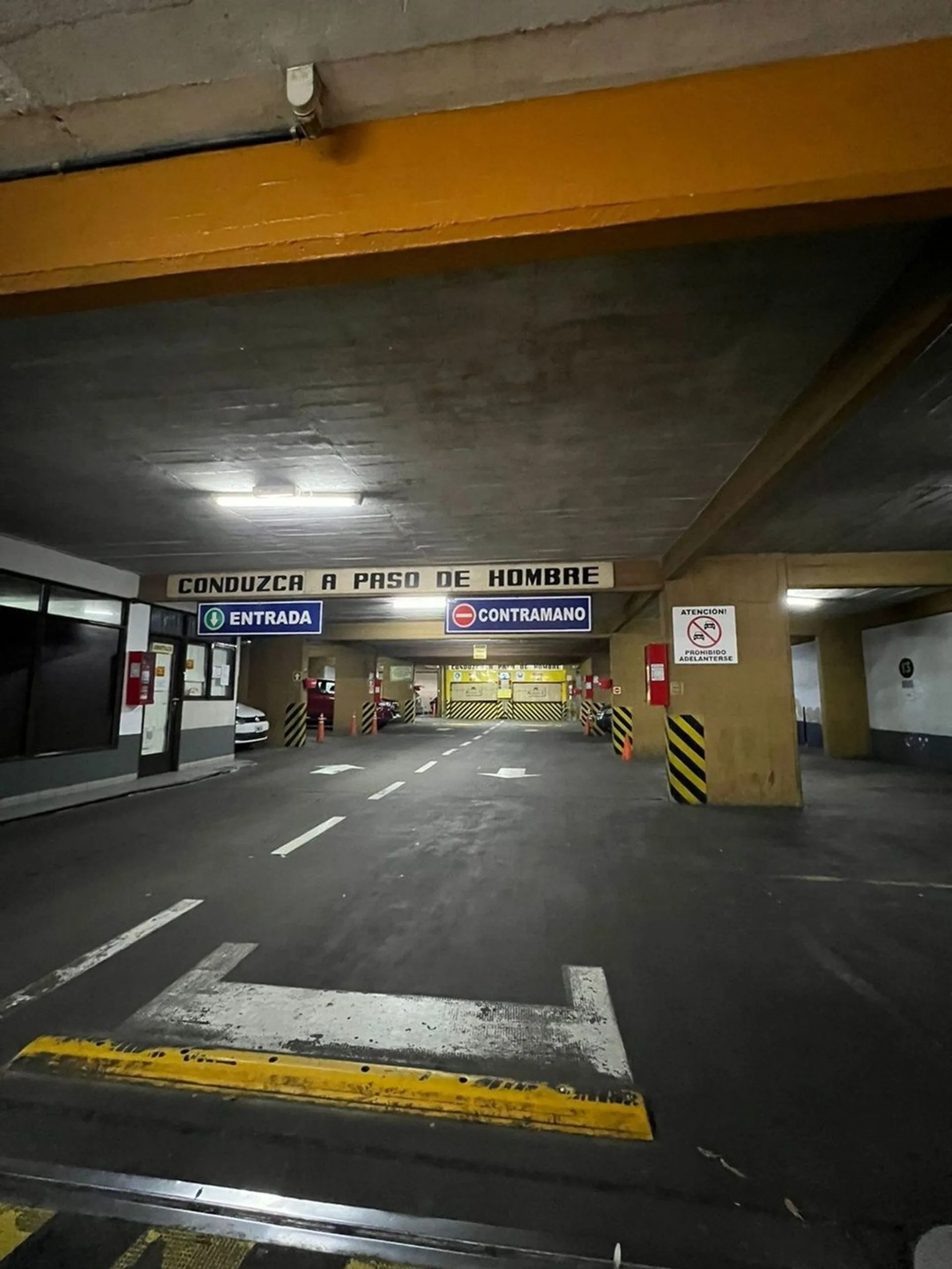 VENTA DE COCHERA , 6TO PISO, RAMPA MOVIL ASCENSOR foto 2