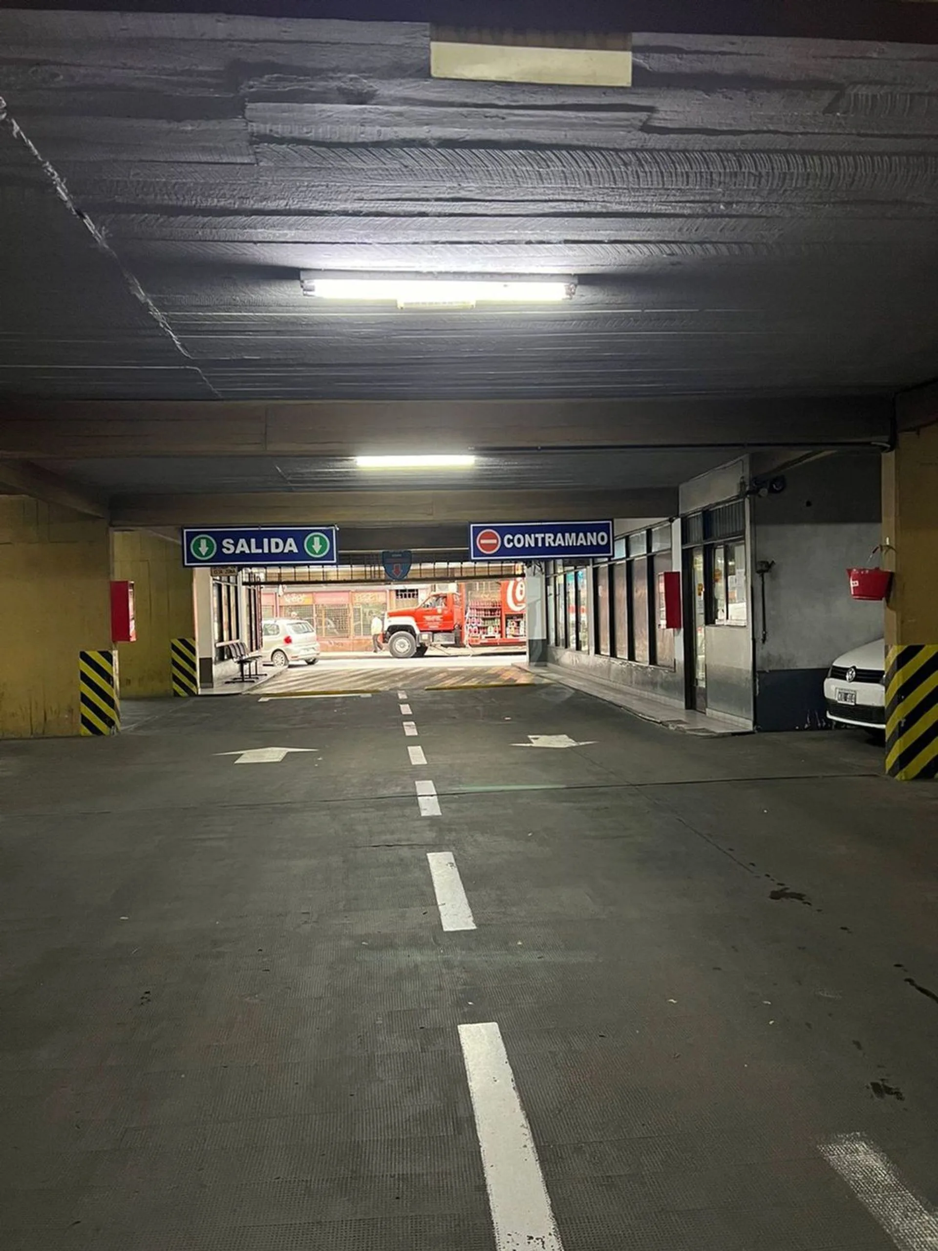 VENTA DE COCHERA , 6TO PISO, RAMPA MOVIL ASCENSOR foto 3