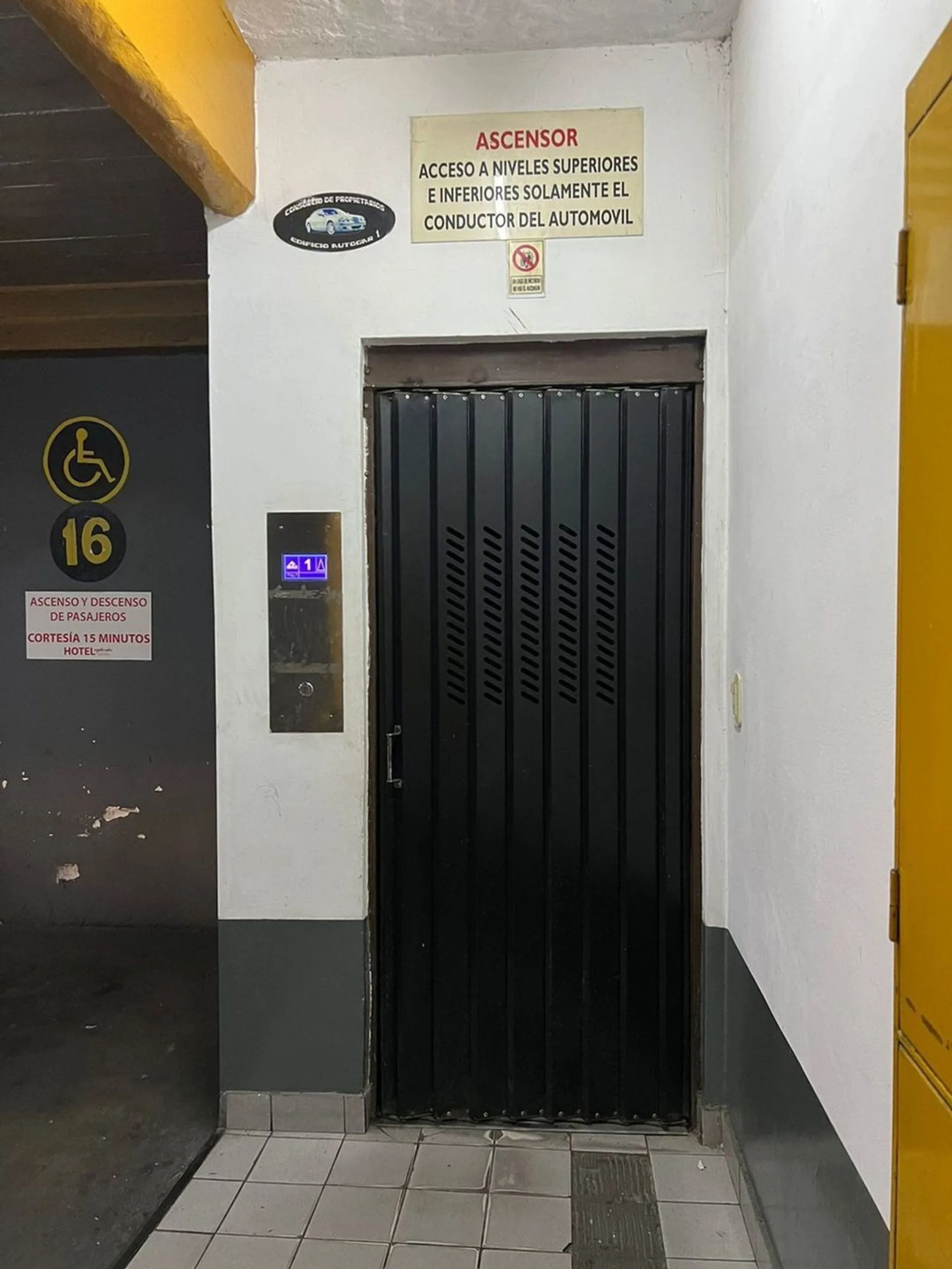 VENTA DE COCHERA , 6TO PISO, RAMPA MOVIL ASCENSOR foto 4