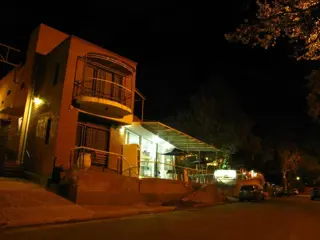 COMPLEJO DE CABAÑAS FRENTE AL RIO. A 10 MINUTOS DE PLENO CENTRO. PISCINA. PATIO. SOLARIUM. ASADORES foto 1
