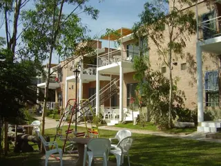 COMPLEJO DE CABAÑAS FRENTE AL RIO. A 10 MINUTOS DE PLENO CENTRO. PISCINA. PATIO. SOLARIUM. ASADORES foto 2