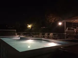 COMPLEJO DE CABAÑAS FRENTE AL RIO. A 10 MINUTOS DE PLENO CENTRO. PISCINA. PATIO. SOLARIUM. ASADORES foto 4
