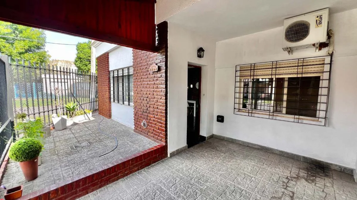 Venta Casa 3 amb. con cochera en Ituzaingo foto 2