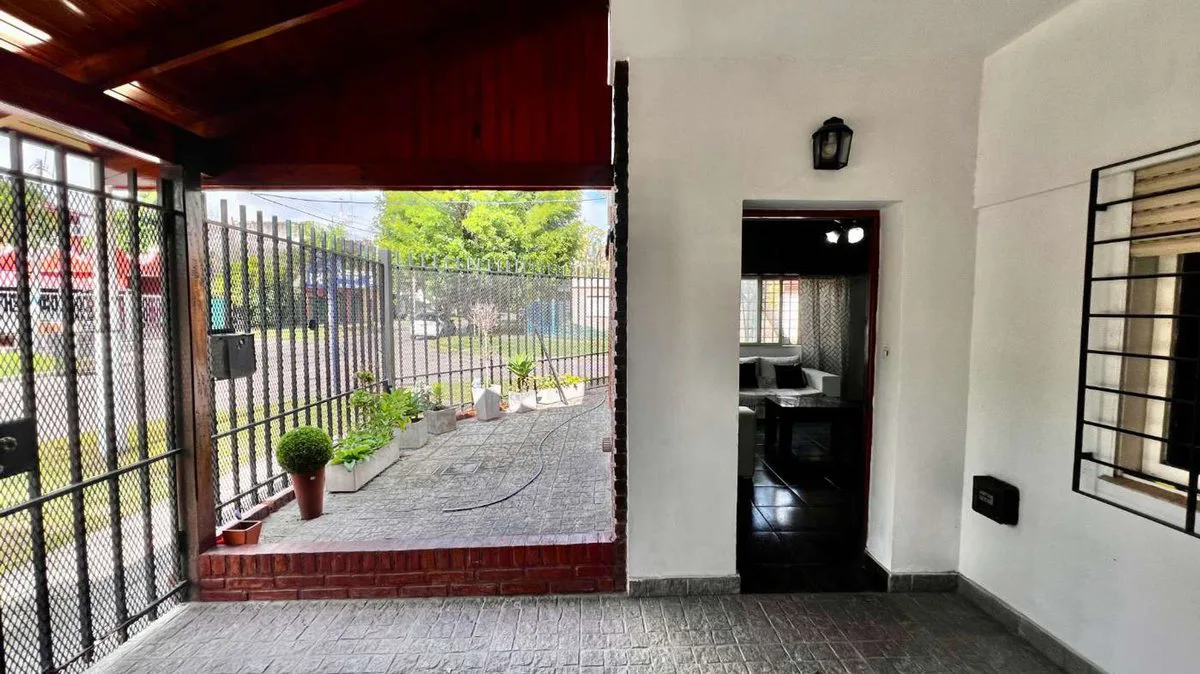 Venta Casa 3 amb. con cochera en Ituzaingo foto 3