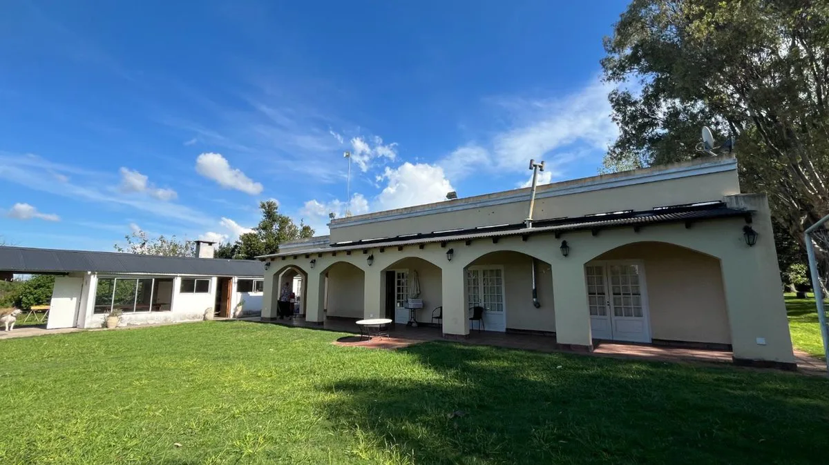 CASA 4 DORMITORIOS VENTA LA PLATA QUINCHO Y PILETA foto 2