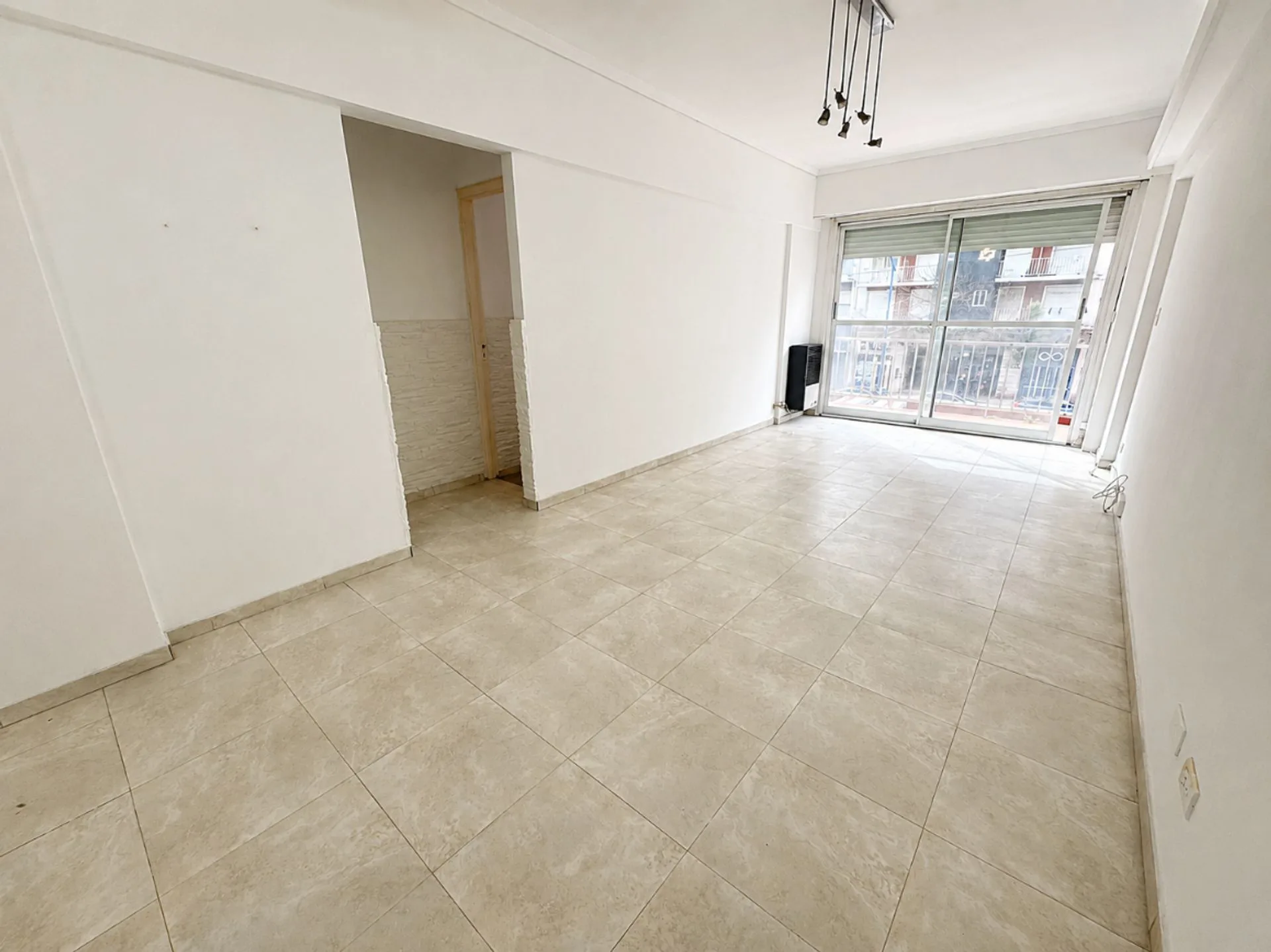 VENTA 4 AMBIENTES C/ DEPENDENCIA E/ COCHERA BALCON foto 2
