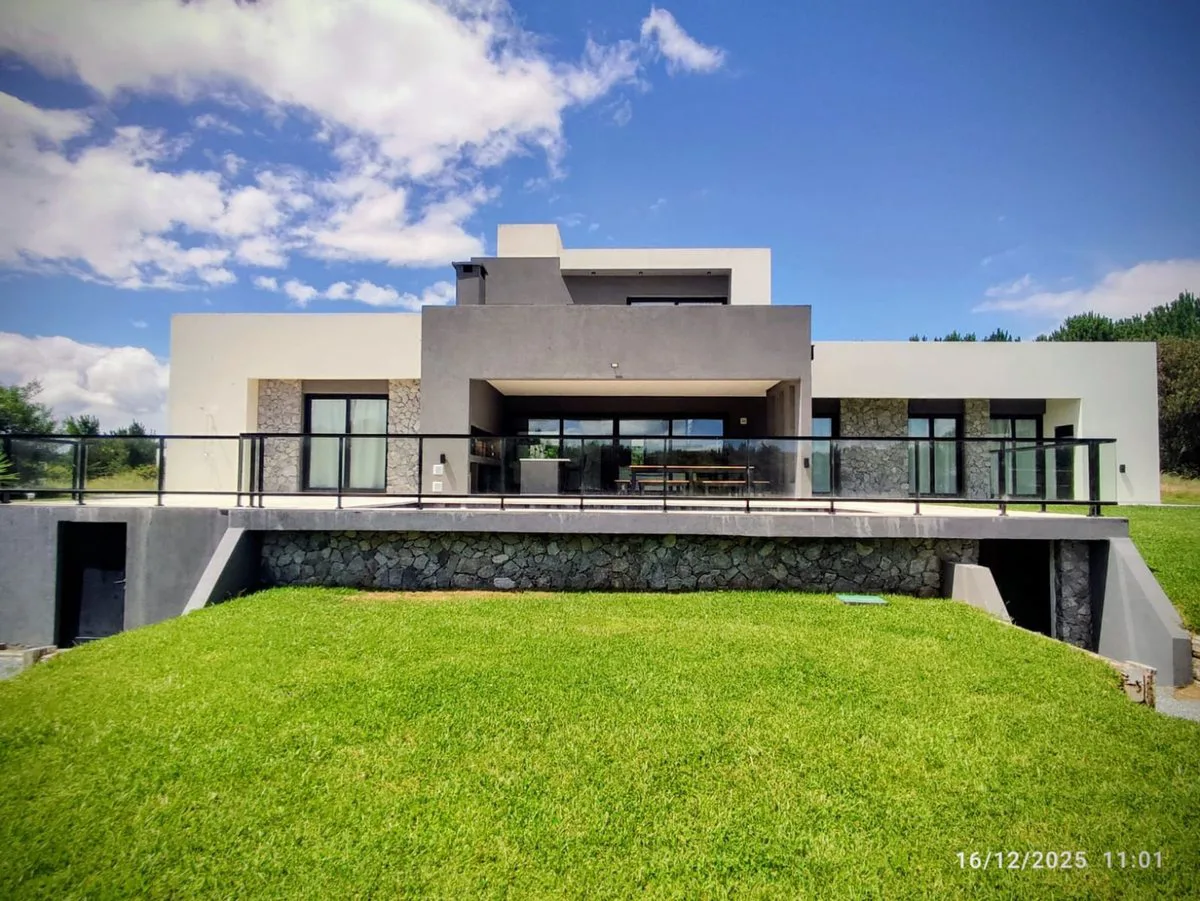 venta casa a estrenar 6 ambiente Costa Esmeralda foto 2