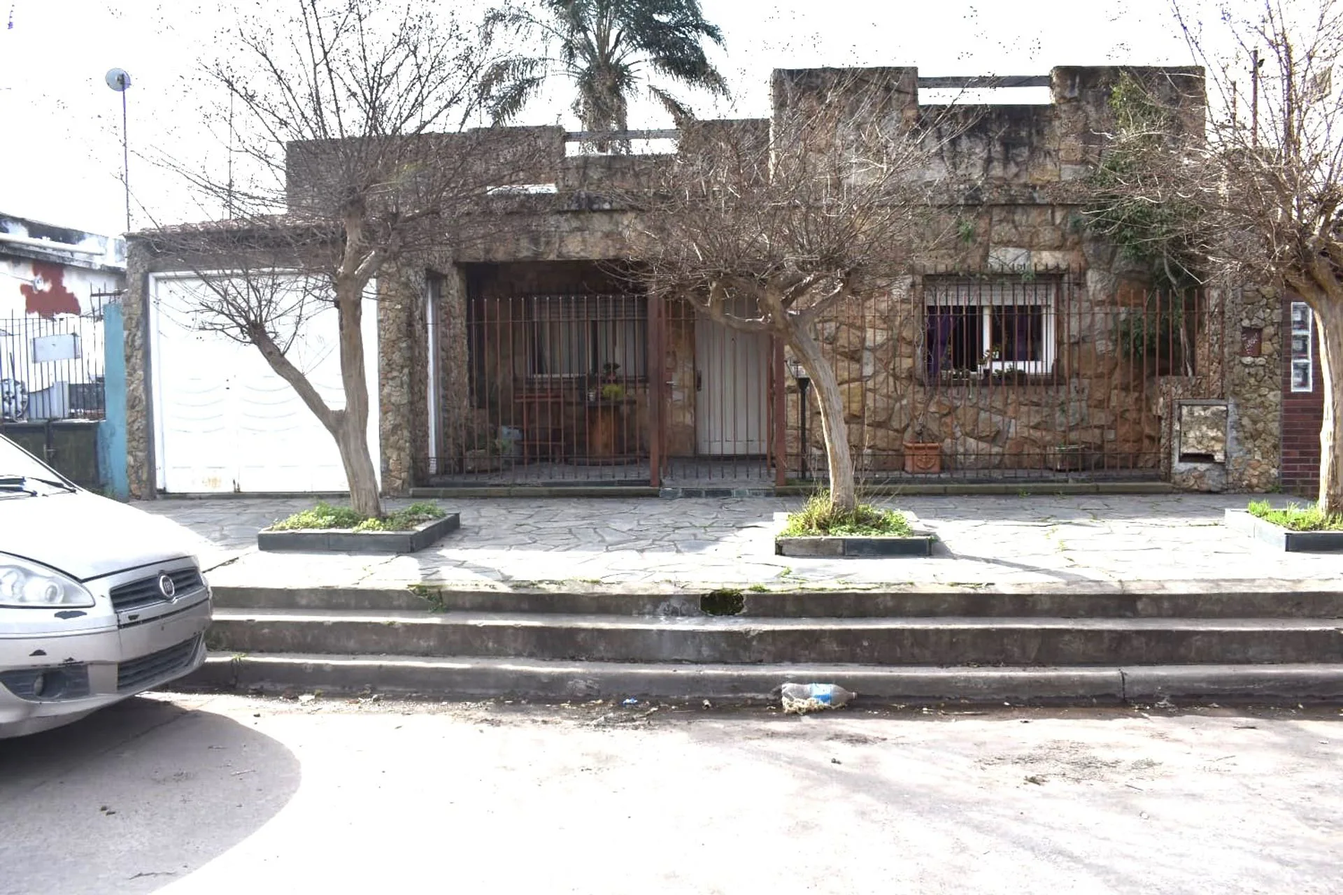 VENTA CASA 3 DORMITORIOS CON PILETA Y JARDIN MERLO foto 2