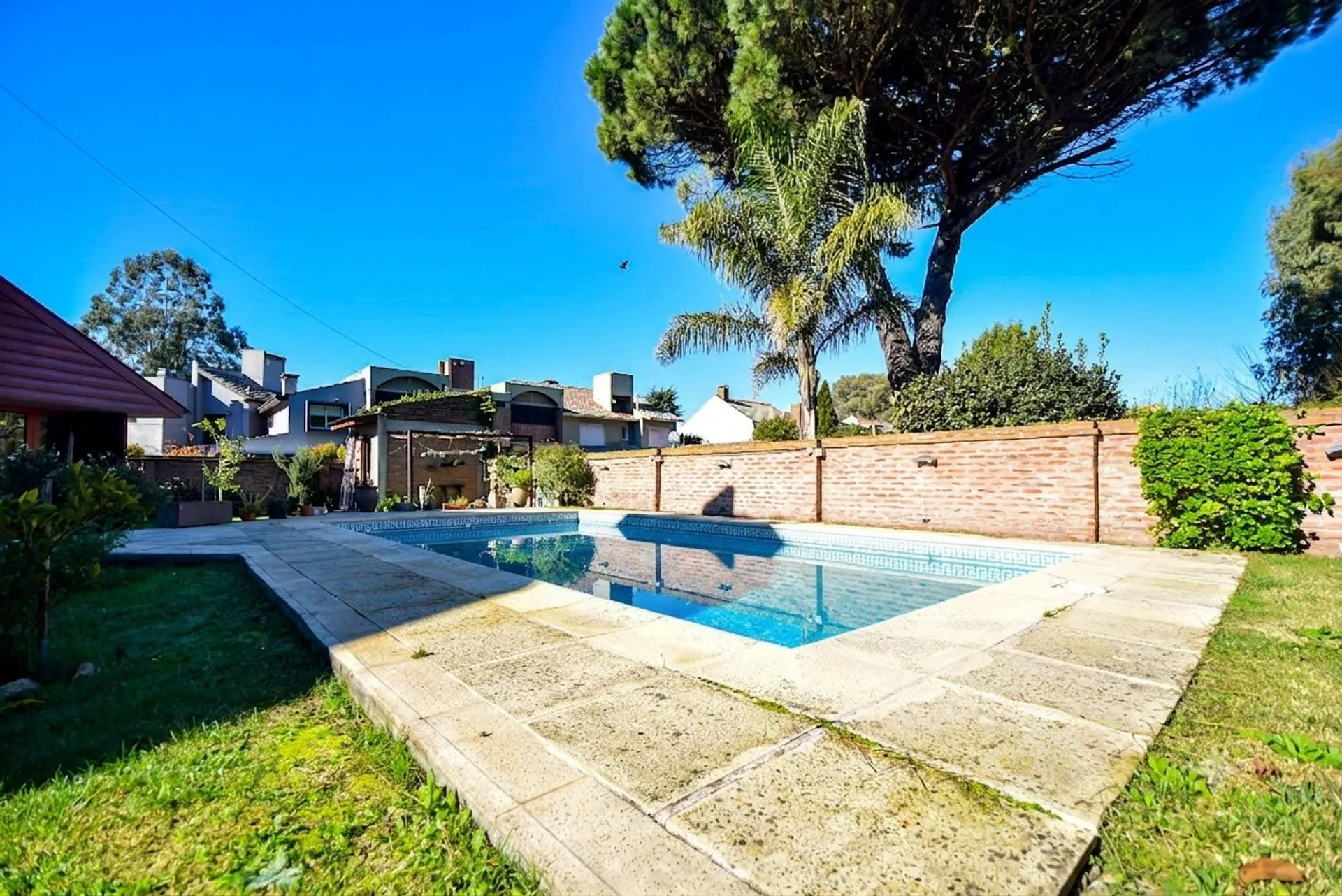 VENTA DE CASA 4 AMB DOBLE COCHERA,PARQUE Y PILETA foto 2