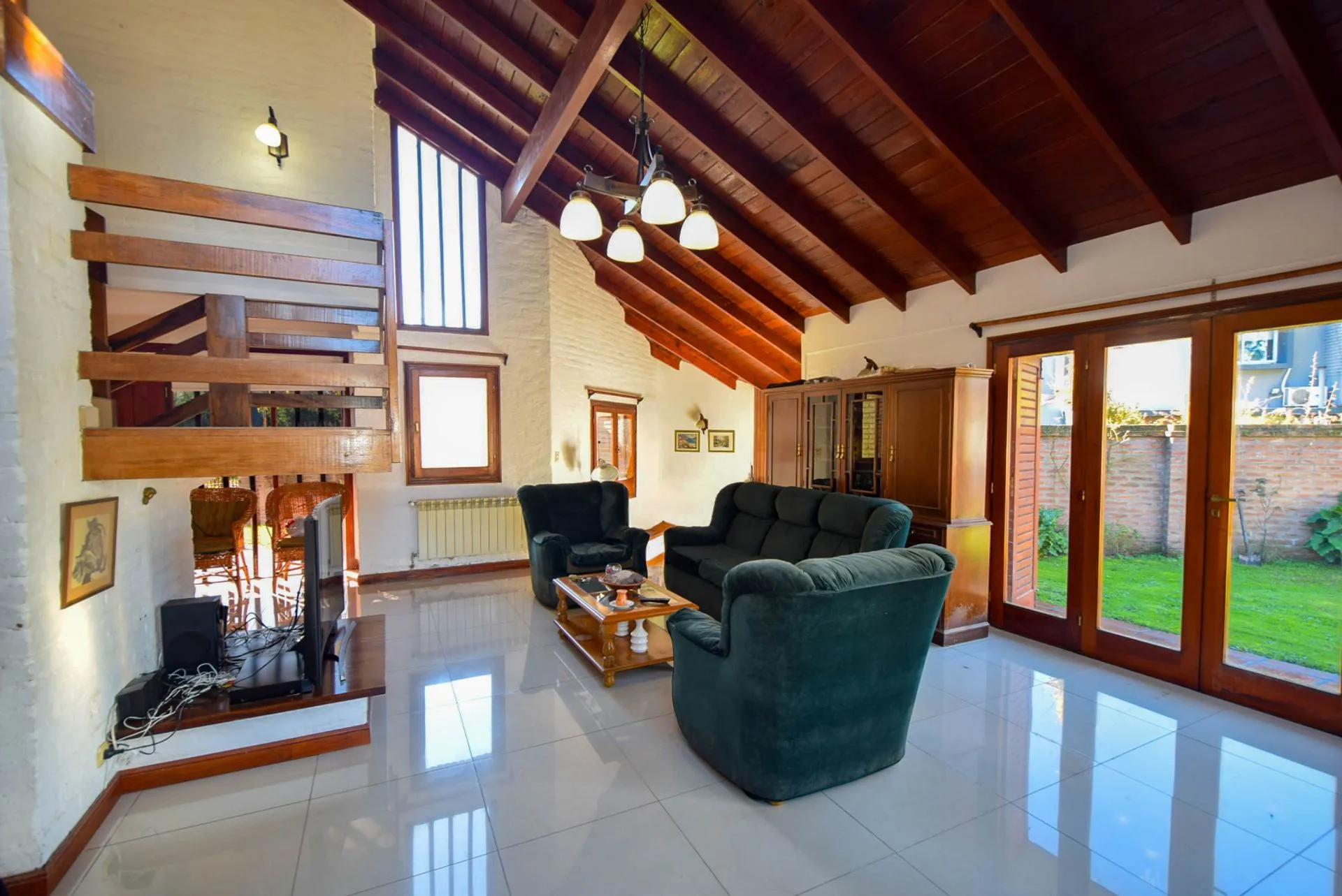 VENTA DE CASA 4 AMB DOBLE COCHERA,PARQUE Y PILETA foto 3