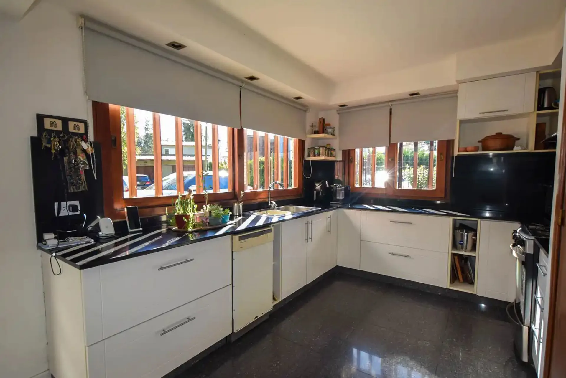 VENTA DE CASA 4 AMB DOBLE COCHERA,PARQUE Y PILETA foto 4